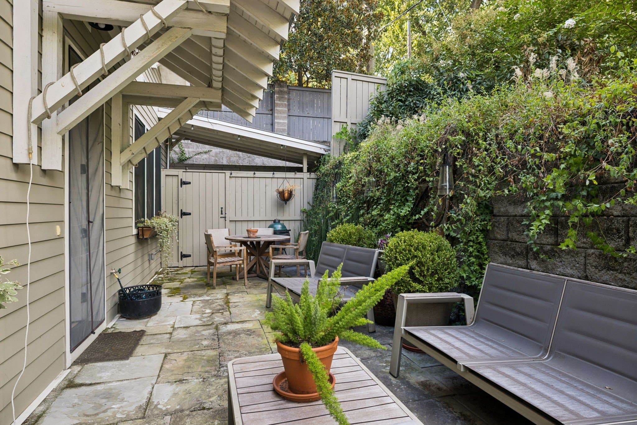 Private side patio with seating and landscaped privacy wall at 2907 Oakland Avenue near 12 South Nashville